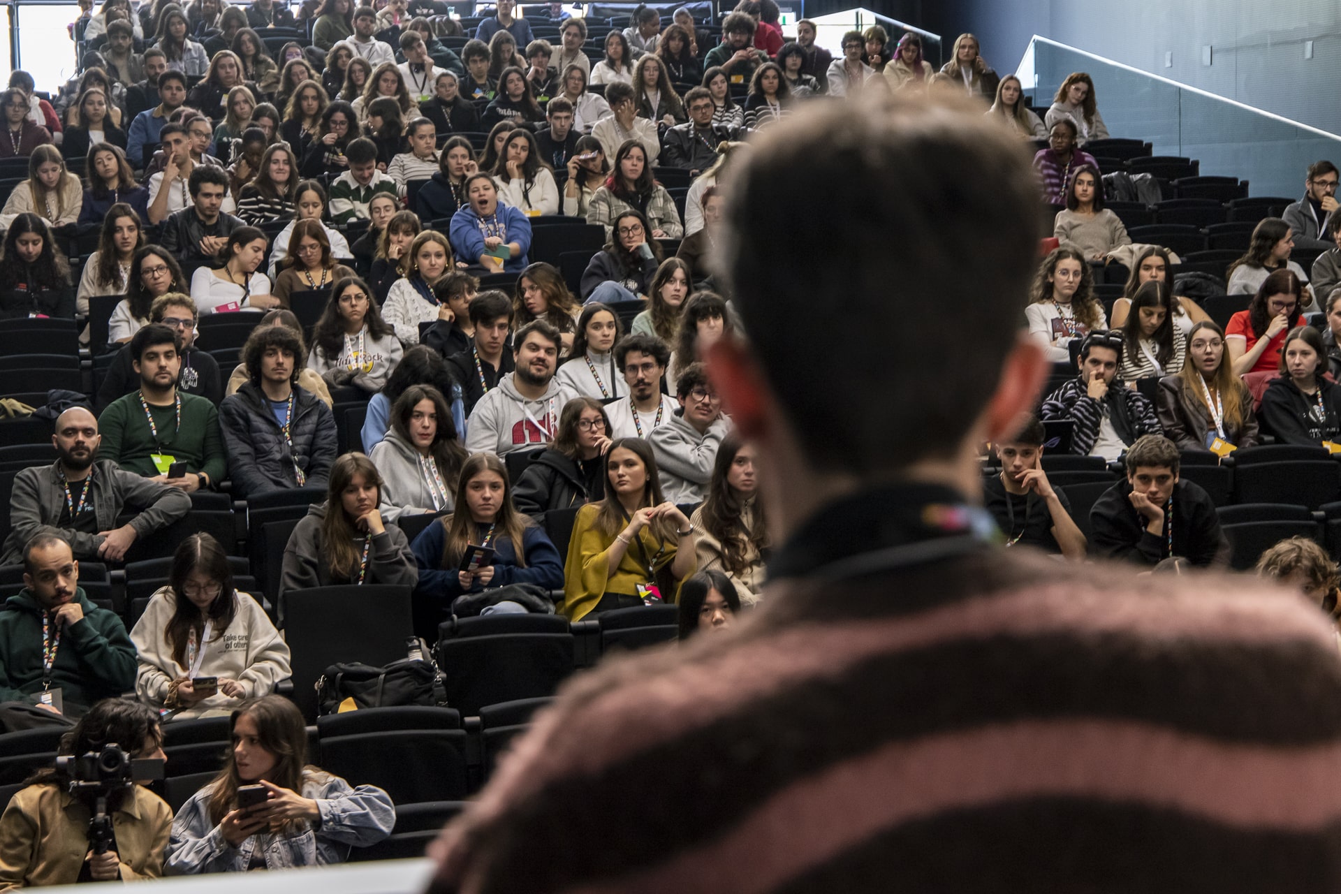 Picture of a crowded classroom.
